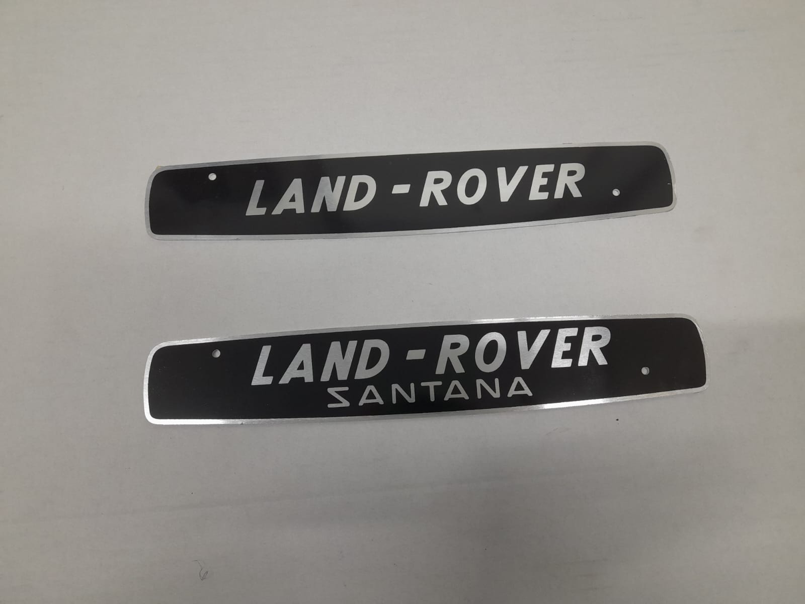 Emblema land rover negro