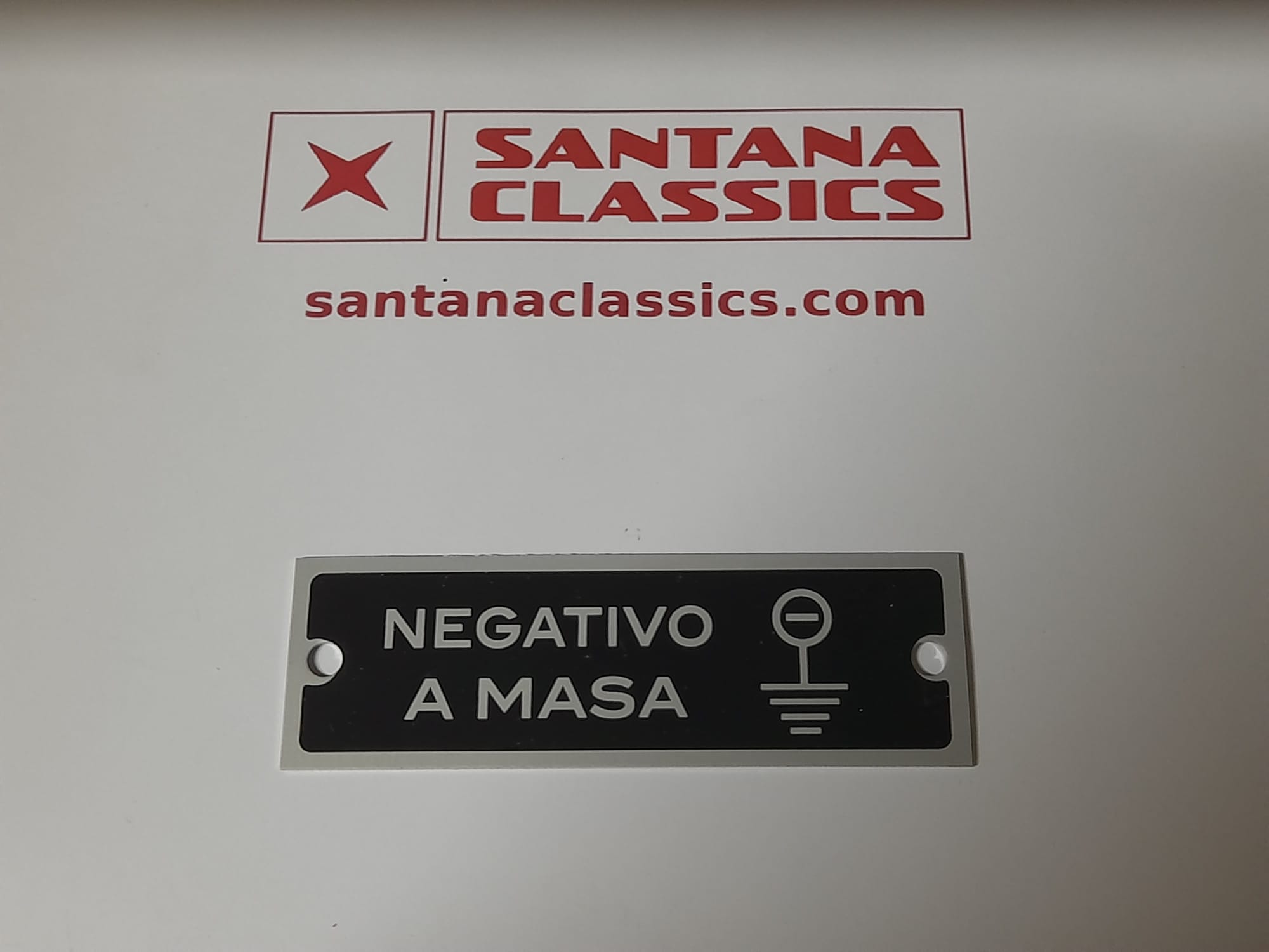 Emblema negativo a masa negro pequeño