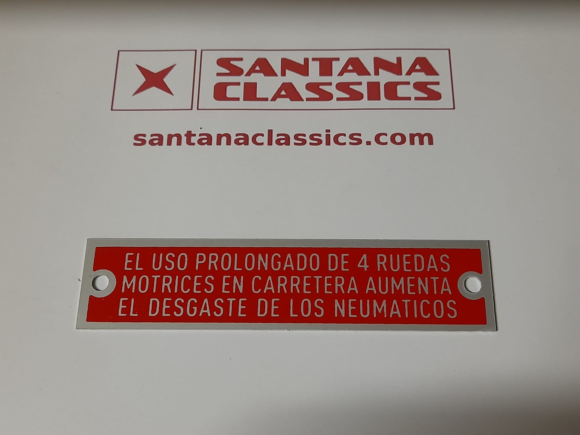 Emblema 4 ruedas motrices rojo