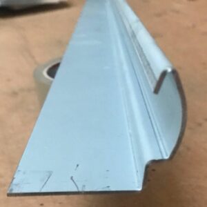 Perfil metálico de retención para el burlete de puerta